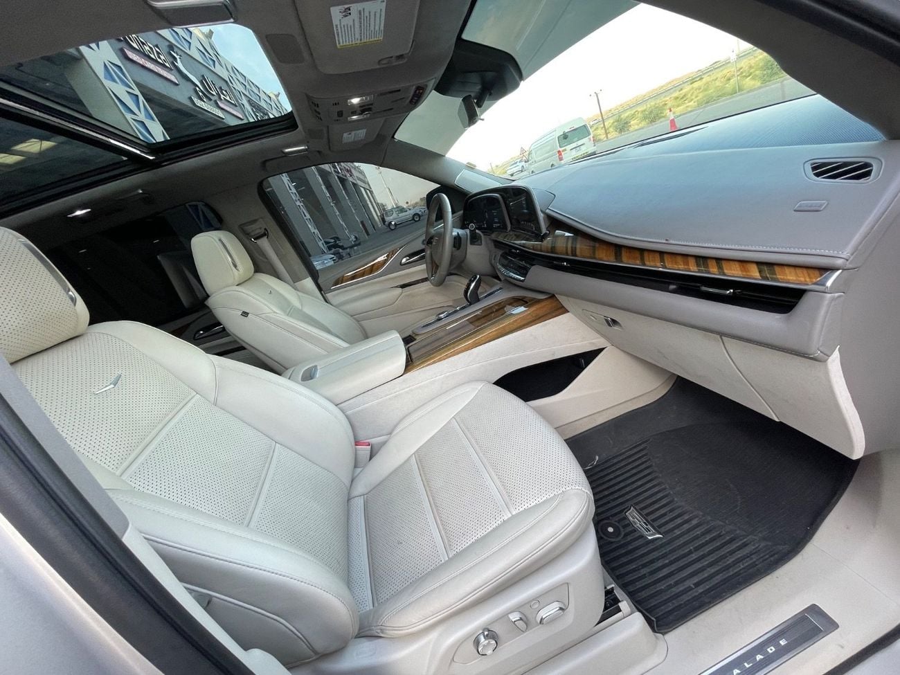 Cadillac Escalade Premium Luxury Platinum 6.2L 4WD MASSAGING SEATS / PREMIUM SOUND SYSTEM / HEAD UP DISPLAY / 360 CAME