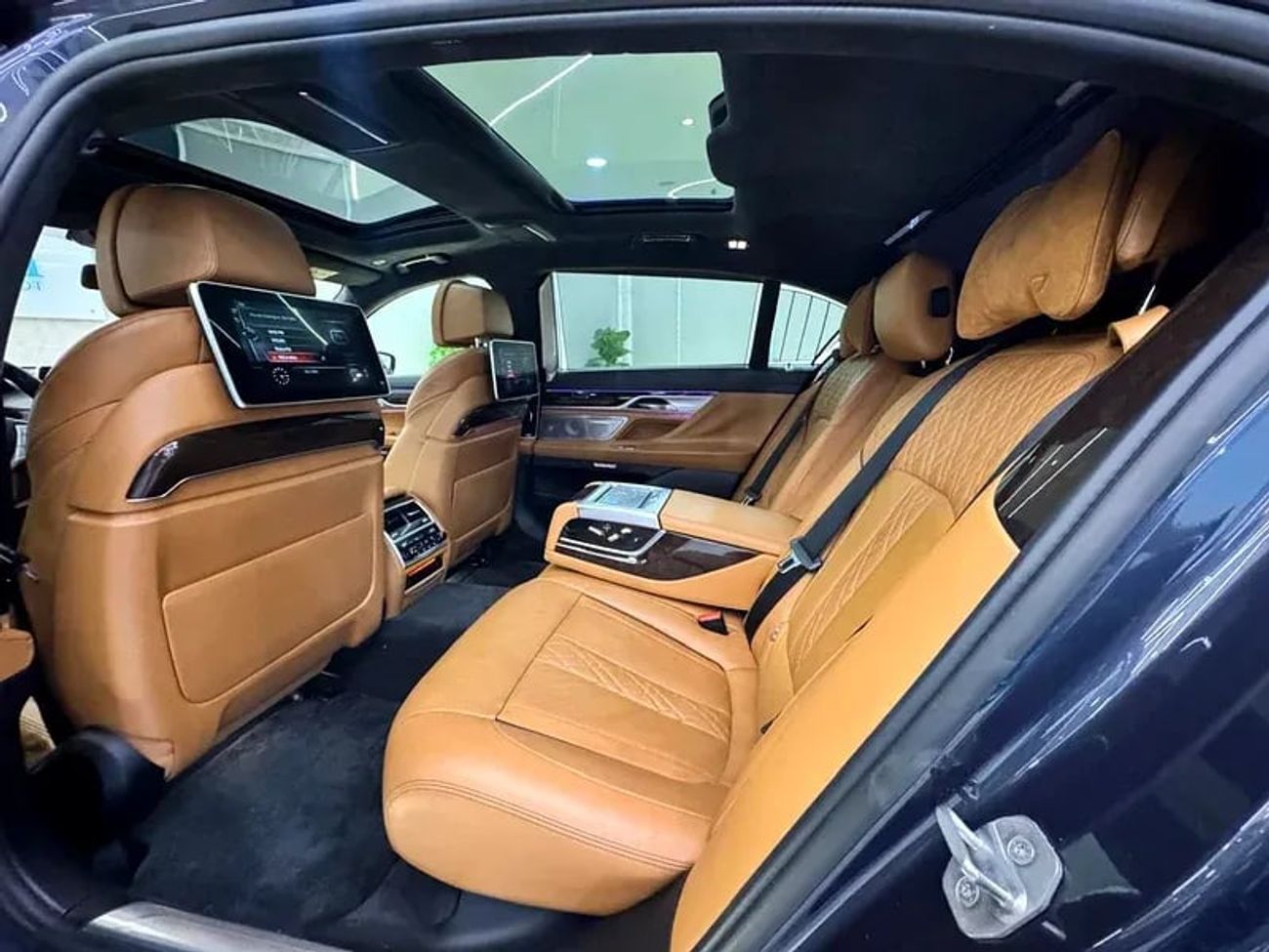 بي أم دبليو 750Li Luxury 4.4L (443 HP)