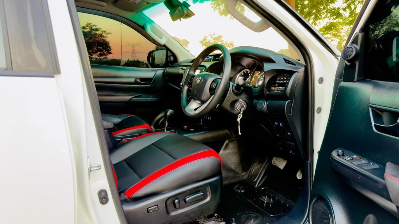 تويوتا هيلوكس GR BODY KIT INSTALLED | POWER SEATS | NUDGE BAR | 2.8L | 2024 | AUTOMATIC