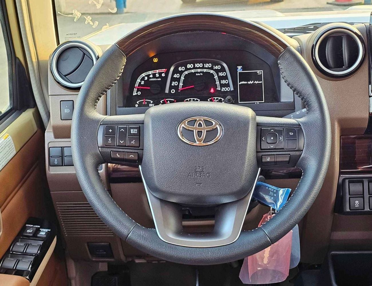Toyota Land Cruiser Pick Up  DOUBLE CABIN / 2.8L V4 DIESEL A/T / DVD CAMERA / WINCH , SNORKEL / DIFF LOCK (CODE # LC
