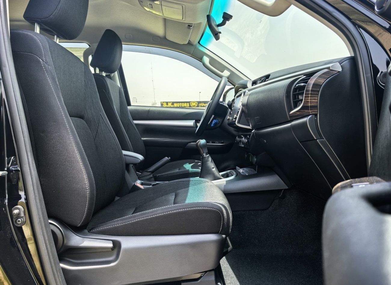 Toyota Hilux D/CAB,PICKUP,2.7L,4X4,DIGITAL AC,WOODEN INTERIOR,BLIND SPOT,DVD+CAMERA,DIFF LOCK,M/T,2 COOL BOX,2025