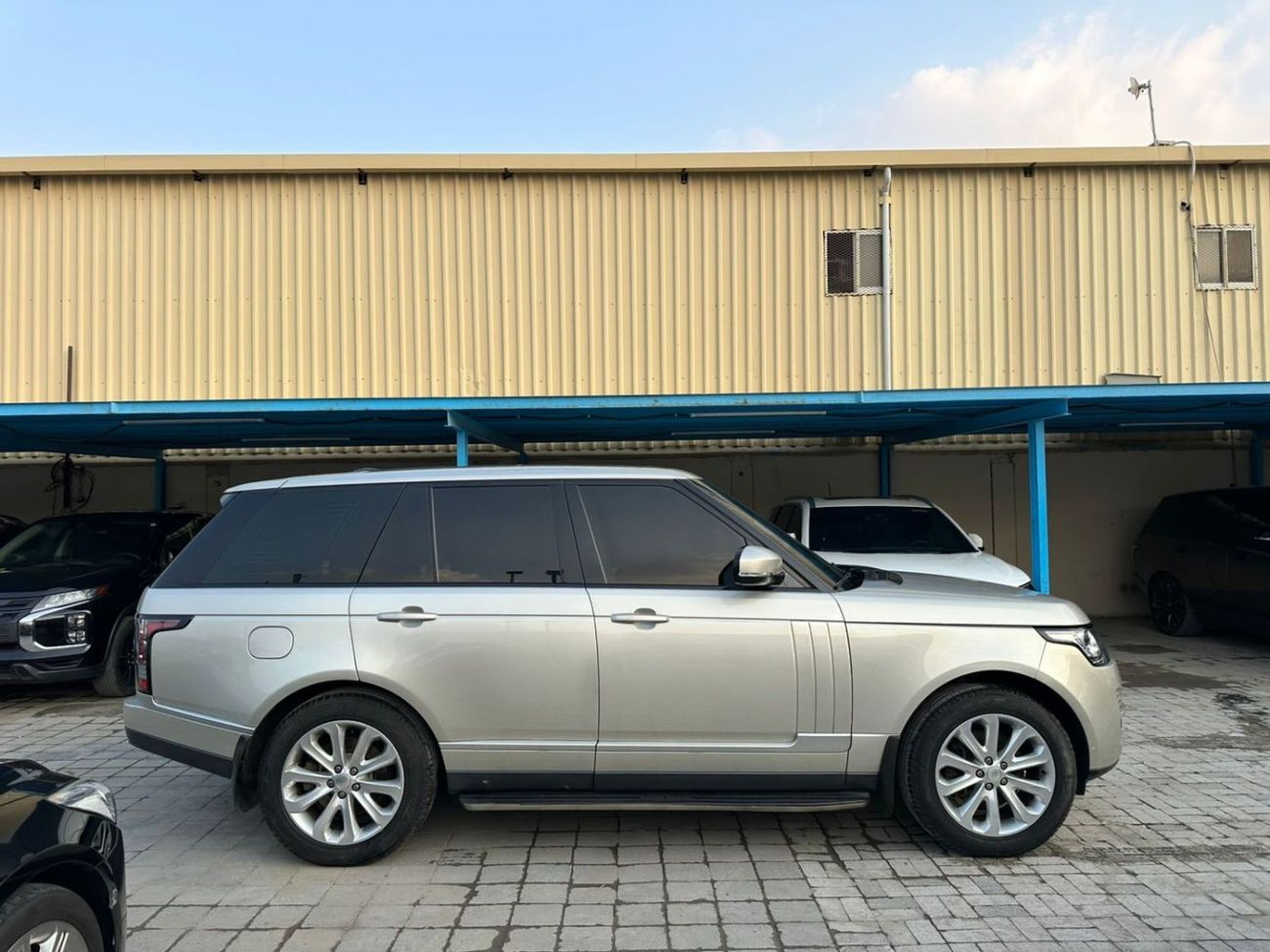 Land Rover Range Rover HSE 5.0L - 2014 - V8 - 375 HP - GCC Specs - One Owner - Perfect Condition - Full Service History
