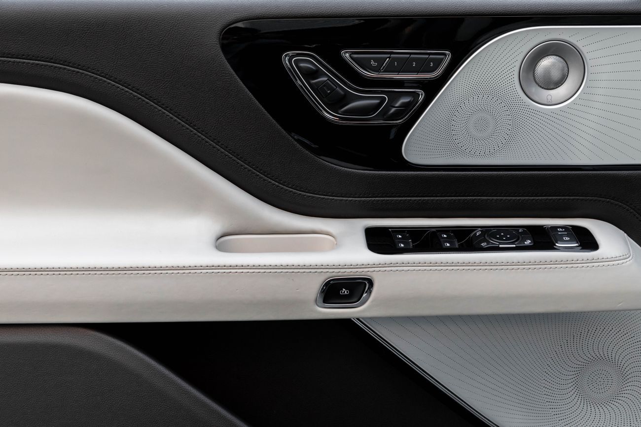 لينكولن أفياتور Aviator Presidential | 2,820 P.M | 0% Downpayment | Immaculate Condition!