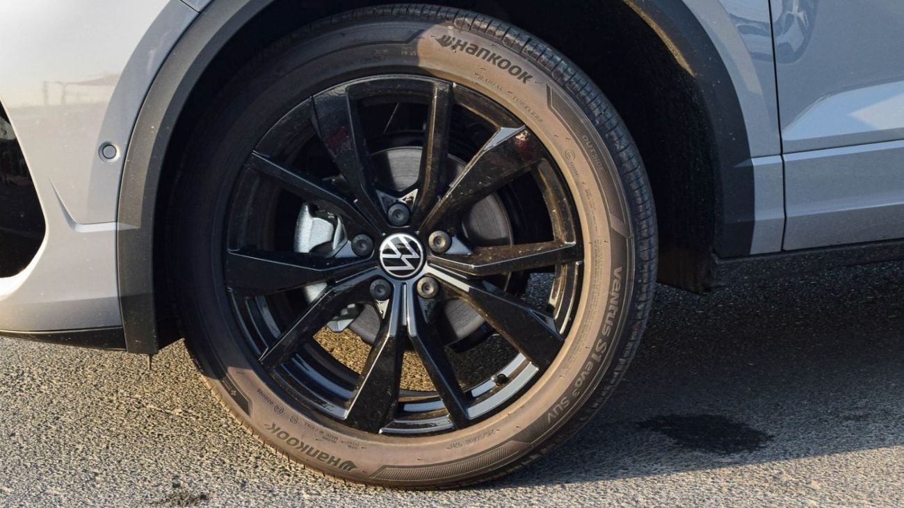 Volkswagen T ROC 1.4L TSI R-Line 1.5L 300 TSI R-Line Stralight Black Edition full option