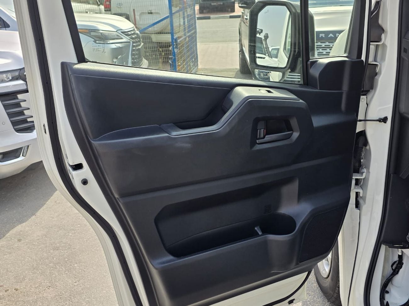 Toyota Hiace DLS - STD ROOF 2019 HIACE DIESEL RIGHT HAND 2.8 LITER AUTOMATIC 5 DOORS