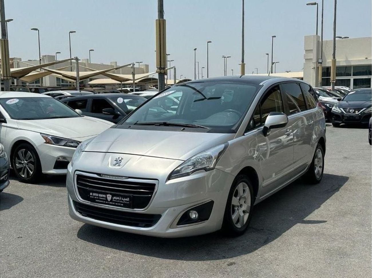بيجو 5008 PREMIUM W/VIDEO PACK بريميوم خالية من الحوادث - خليجي - رقم واحد الفل - مكينة 1600 سي سي - السيارة ب