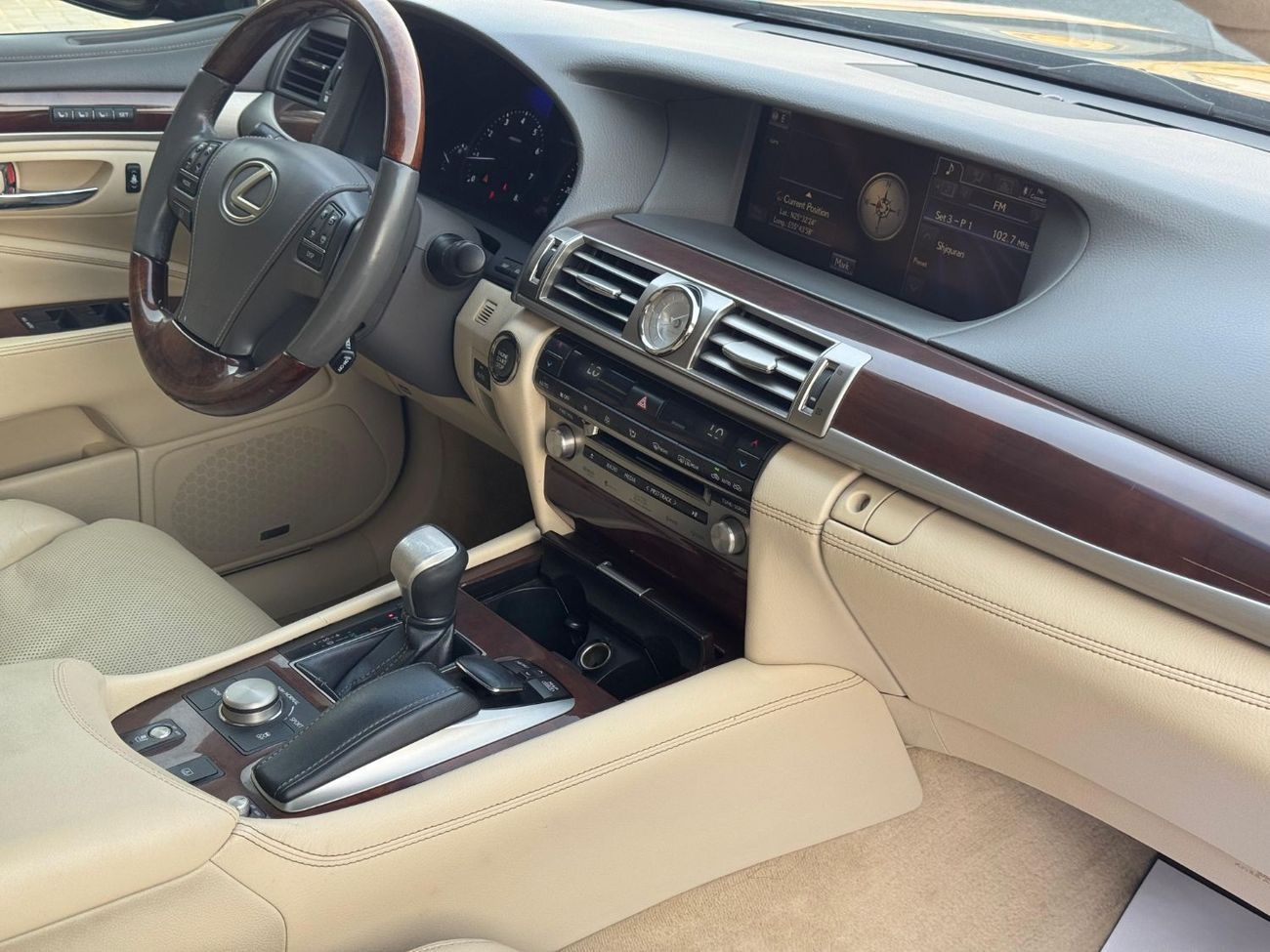 لكزس LS 460 كبيرة / محرك V8 سعة 4.6 لتر / مصابيح زينون ثلاثية / مقاعد تبريد وتدفئة / أبواب ناعمة الإغلاق / بحالة