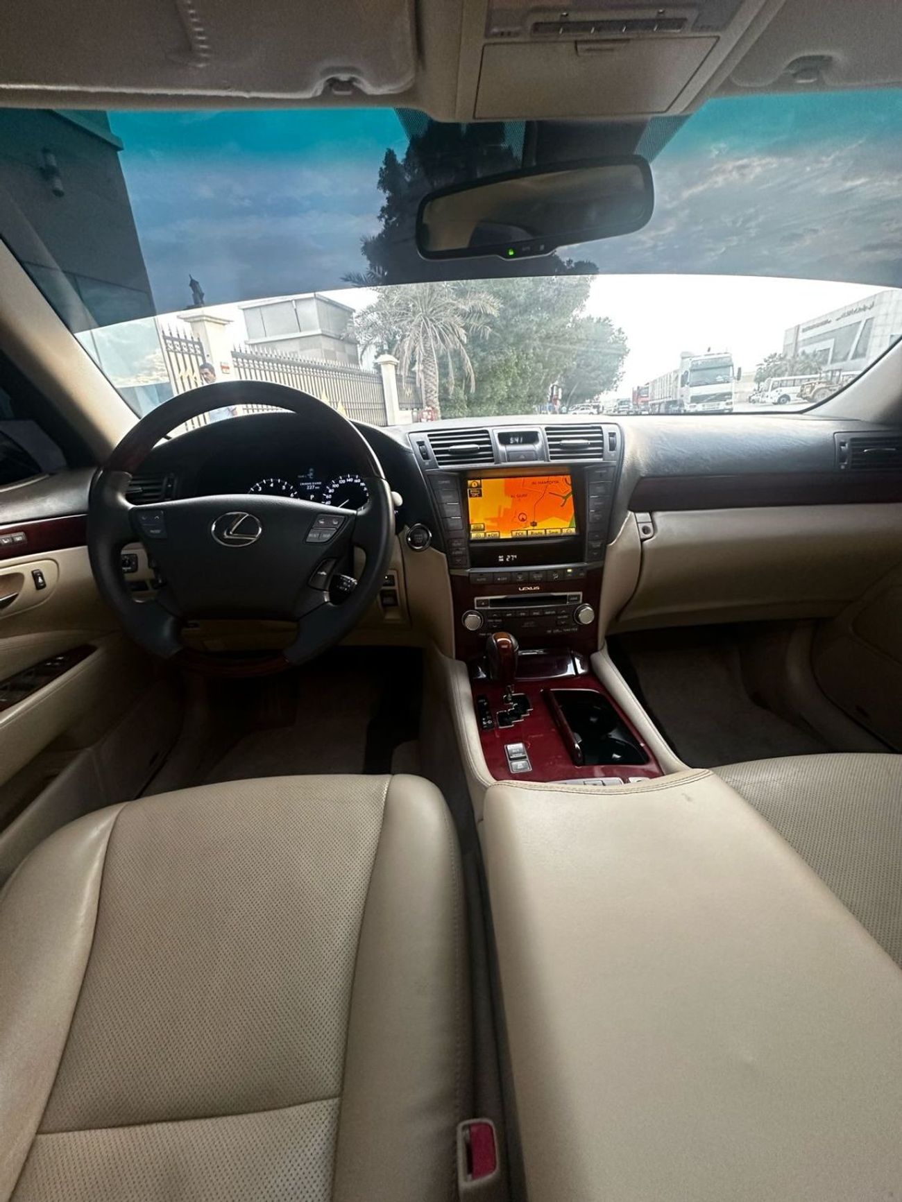 Lexus LS460 Lexus LS460L Model: 2010 Mileage: 152,000 miles Price: 32,000 dirhams Gulf specification  Full optio