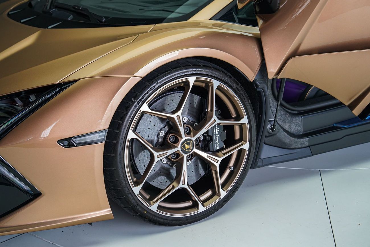 لامبورغيني ريفويلتو 6.5L V12 Hybrid