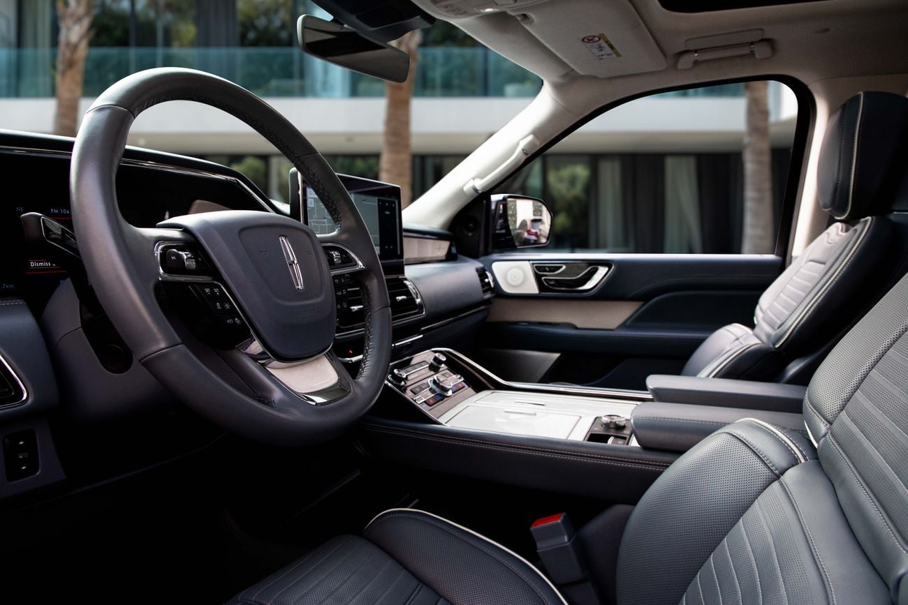 لينكولن نافيجاتور Navigator Presidential | 4,465 P.M | 0% Downpayment | Excellent Condition!