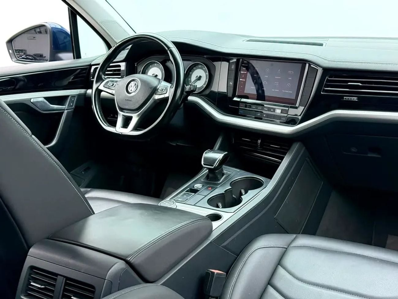 فولكس واجن طوارق Trendline, Full Service History, Fully Loaded, Excellent Condition, GCC