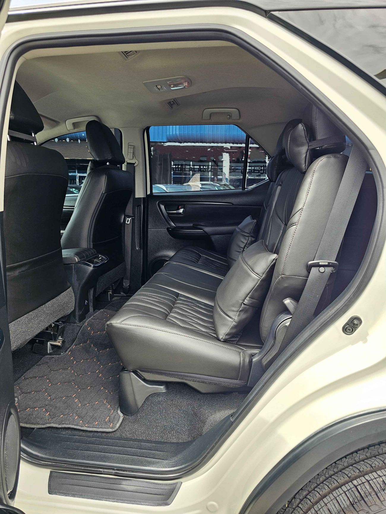 Toyota Fortuner EXR /V4/ BLACK EDITION/ 4WD/ DVD REAR CAMERA/ LEATHER SEATS/ LOW MILEAGE/ 1316 MONTHLY/ LOT#102957