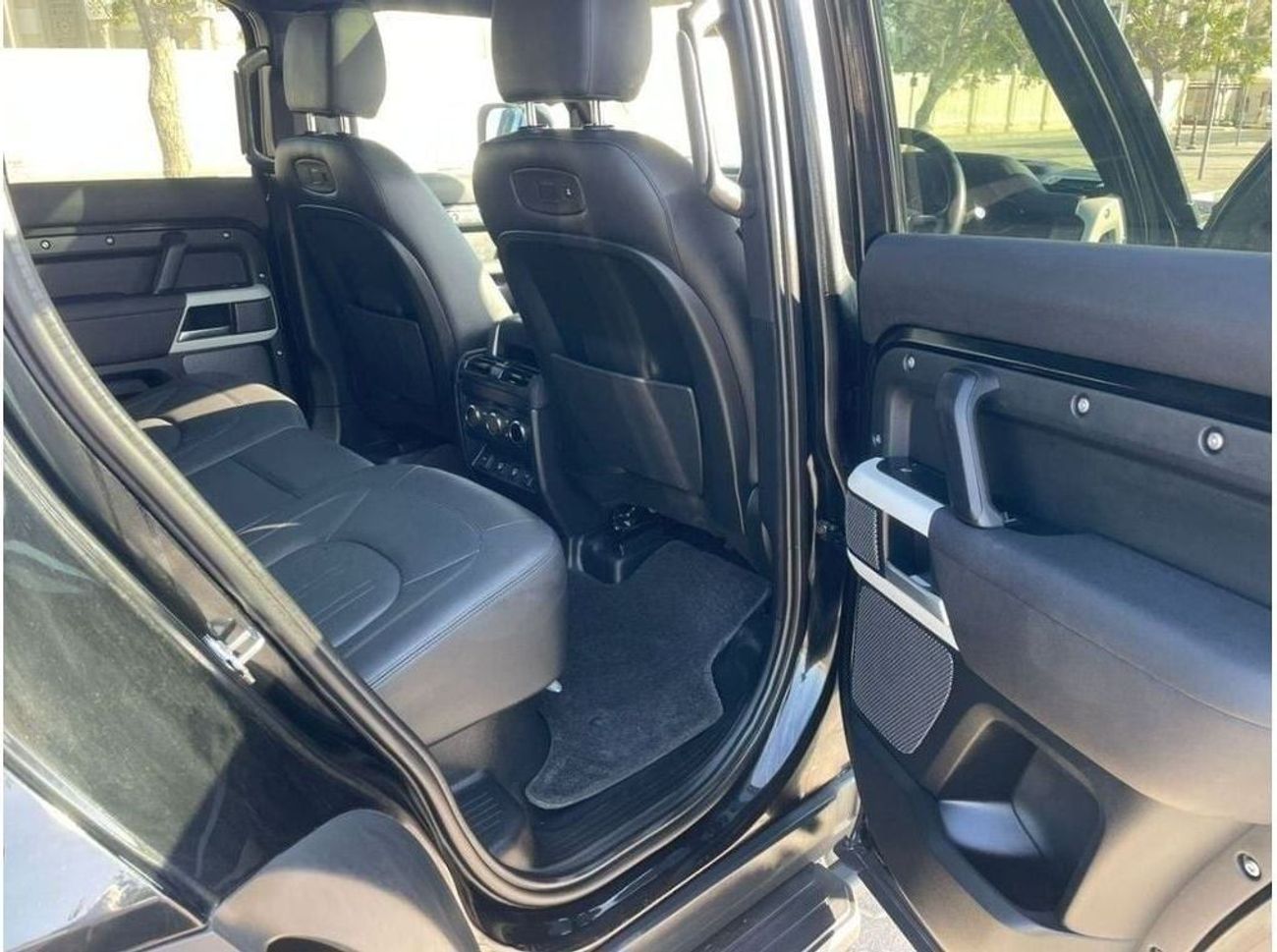 لاند روفر ديفندر LAND ROVER DEFENDER 3.0 LITER  RIGHT HAND DRIVE ONLE FOR EXPORT AVAILABLE