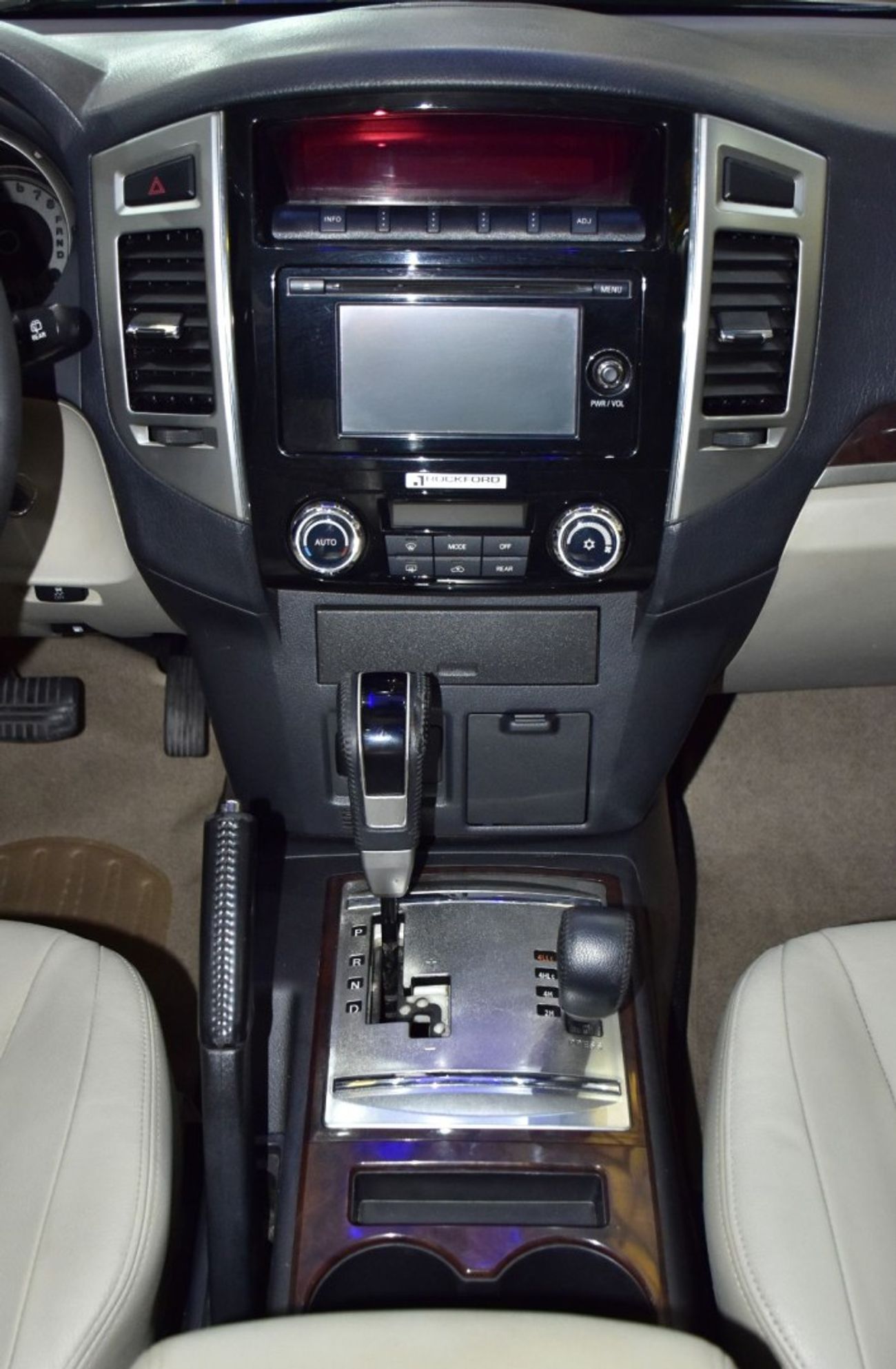 ميتسوبيشي باجيرو EXCELLENT DEAL for our Mitsubishi Pajero GLS ( 2016 Model ) in Brown Color GCC Specs