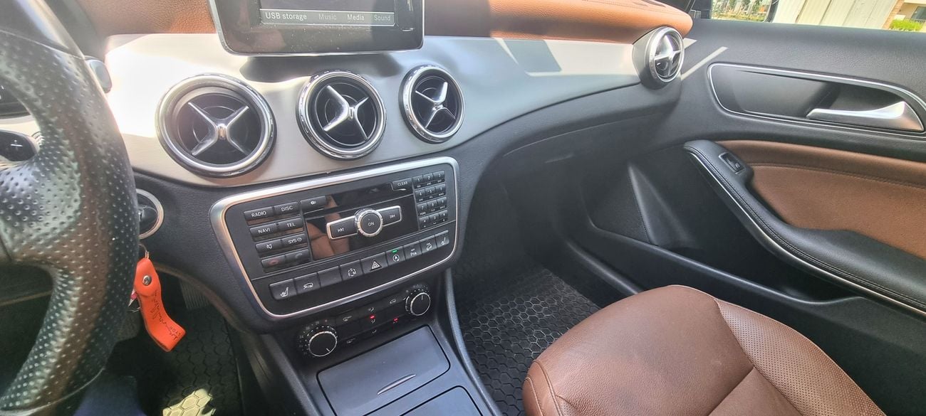 مرسيدس بنز GLA 250 4MATIC (All-Wheel-Drive)