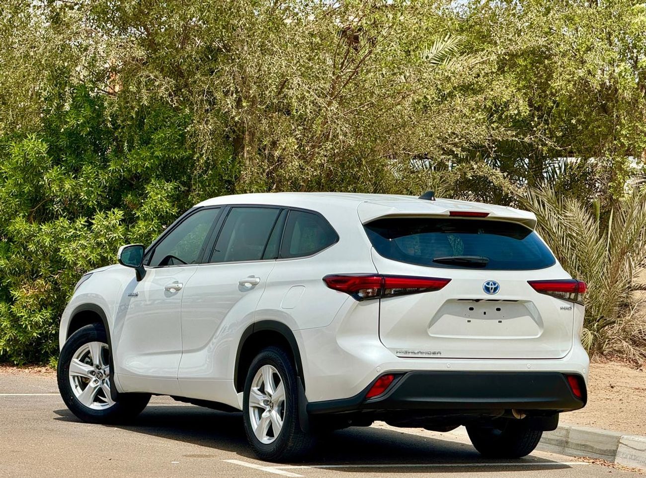 تويوتا هايلاندر LE HEV 2.5L 2022 HYBRID 2.5L GCC (1699/-MONTHLY)