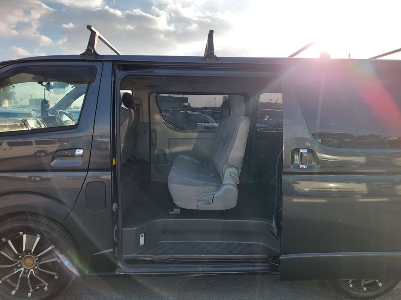 Toyota Hiace TOYOTA HIACE VAN RHD 2005 MODEL 2.0 L PETROL AUTOMATIC(PM19959)