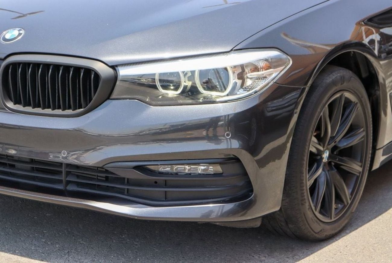 بي أم دبليو 520i Std 2.0L BMW 520i Black Edition/ GCC / 2020 / First Owner original Paint