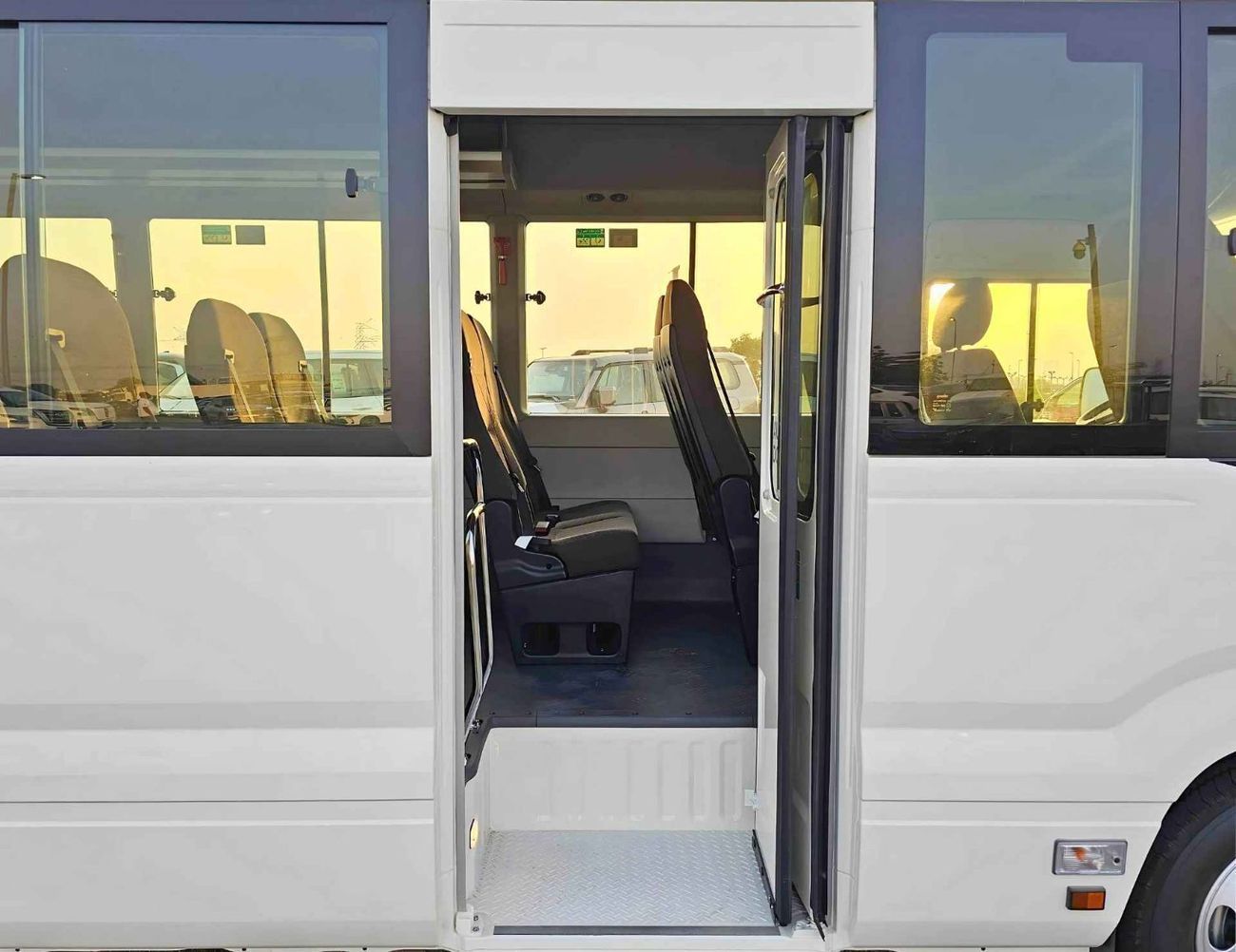 تويوتا كوستر 4.0L V4 DIESEL / 23 STR M/T / AUTO DOOR / BAGGAGE TRAY WITH RACK/ CODE # COD4J