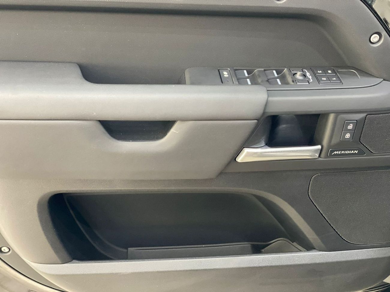 Land Rover Defender P400 110 | with warranty