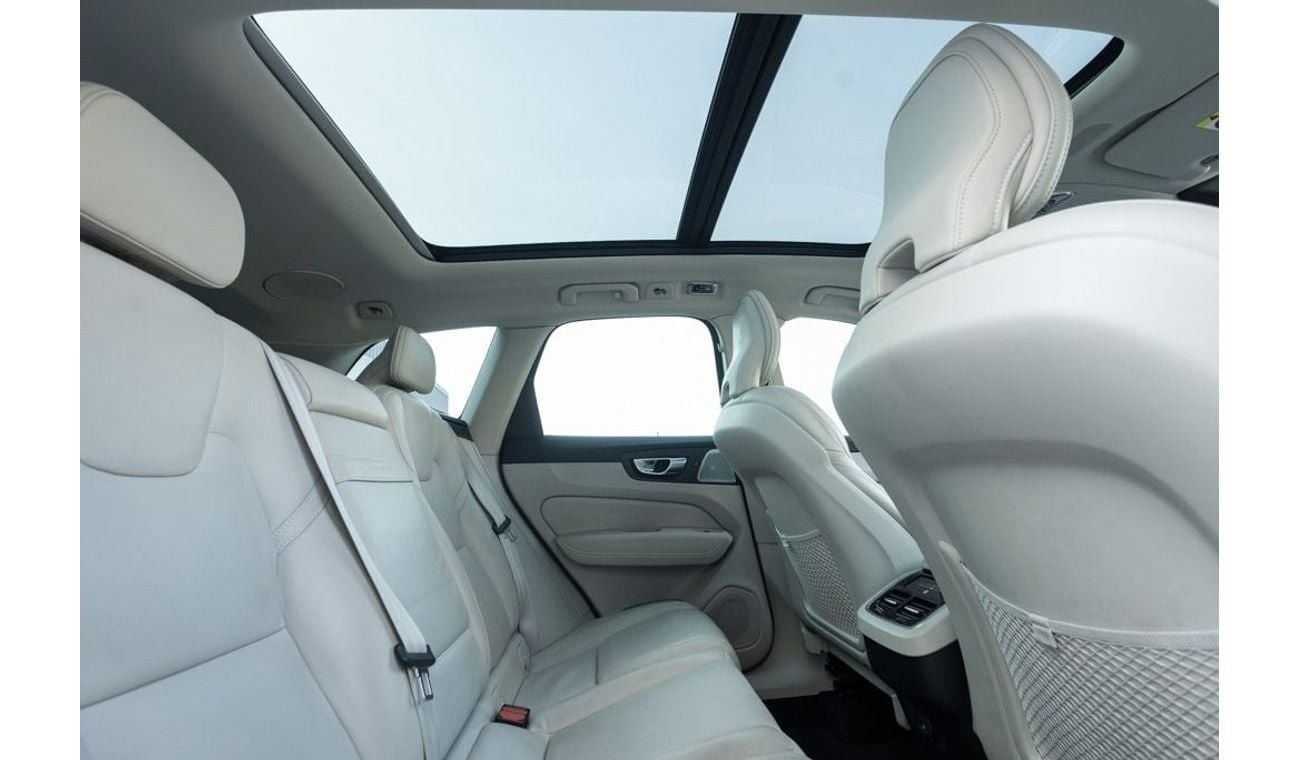 فولفو XC 60 T5 Momentum 2.0L AWD Volvo XC60 T5 2021 GCC under Agency Warranty and Service Contract with Flexible