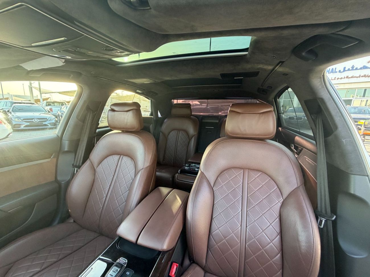 Audi A8 L 60 TFSI quattro 4.0L (454 HP)