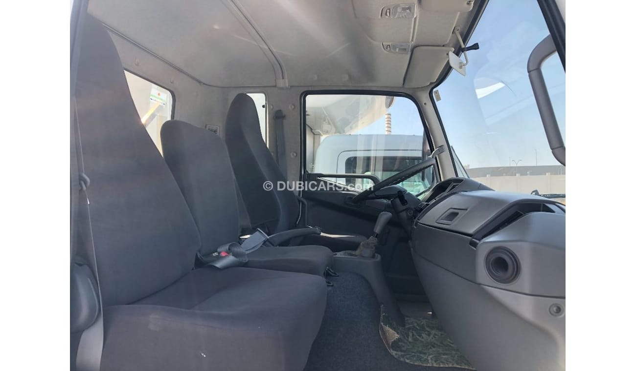 Mitsubishi Fuso Canter Mitsubishi Fuso 7 ton truck With 4 Ton Crane,model:2017. only done 15000 km
