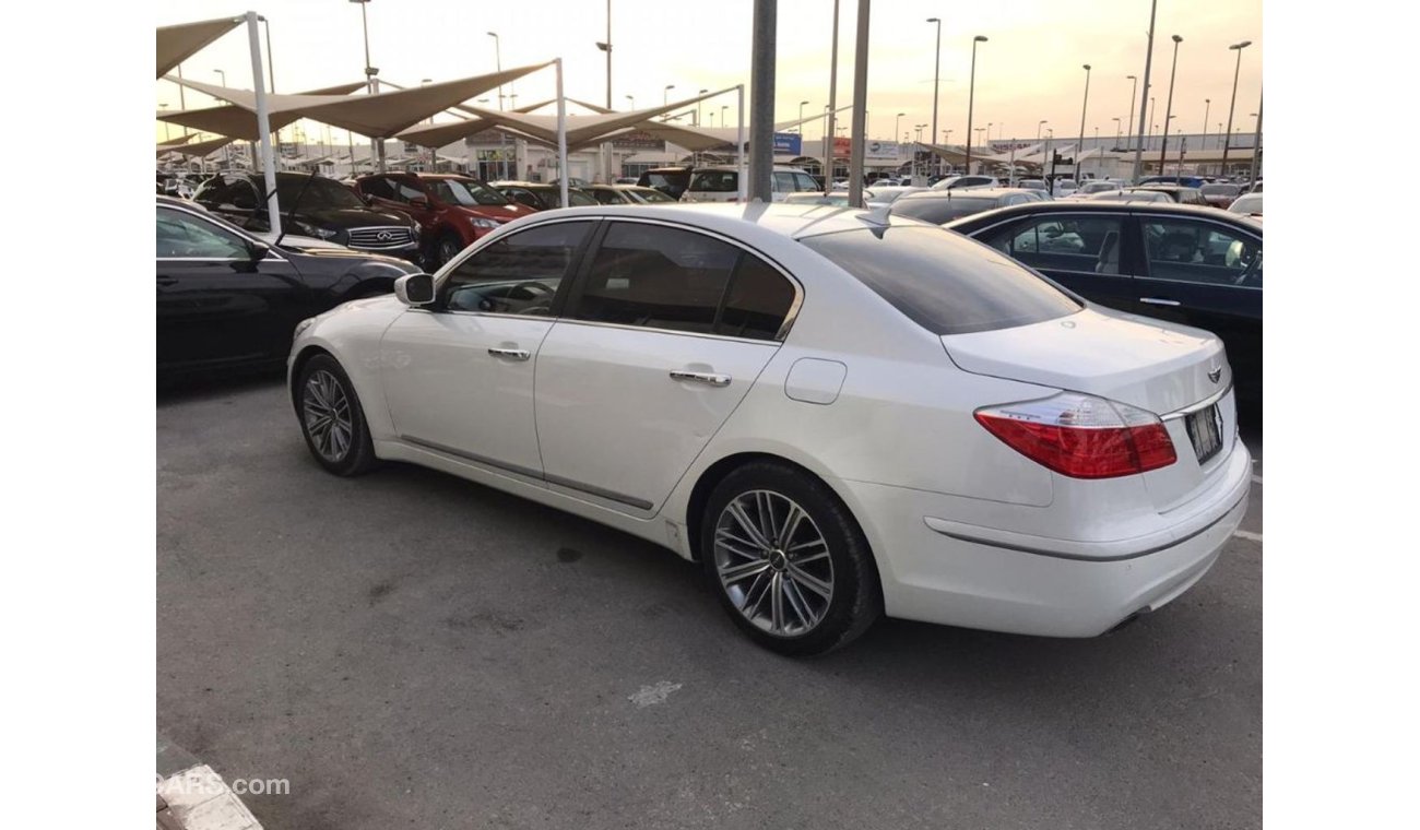 Hyundai Genesis Hyundai Genesis 2011 full option,,,, very celen car for sale