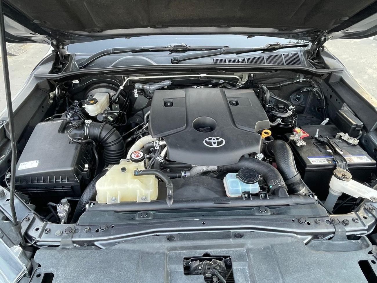 تويوتا هيلوكس diesel 2.8 liter automatic right hand drive leather seats with back camera