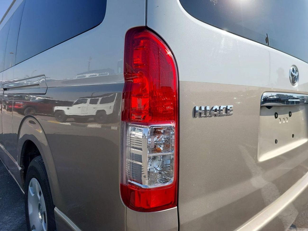 Toyota Hiace TOYOTA HIACE COMMUTER VAN RHD 2016 MODEL 2.7 L PETROL AUTOMATIC(PM10044)