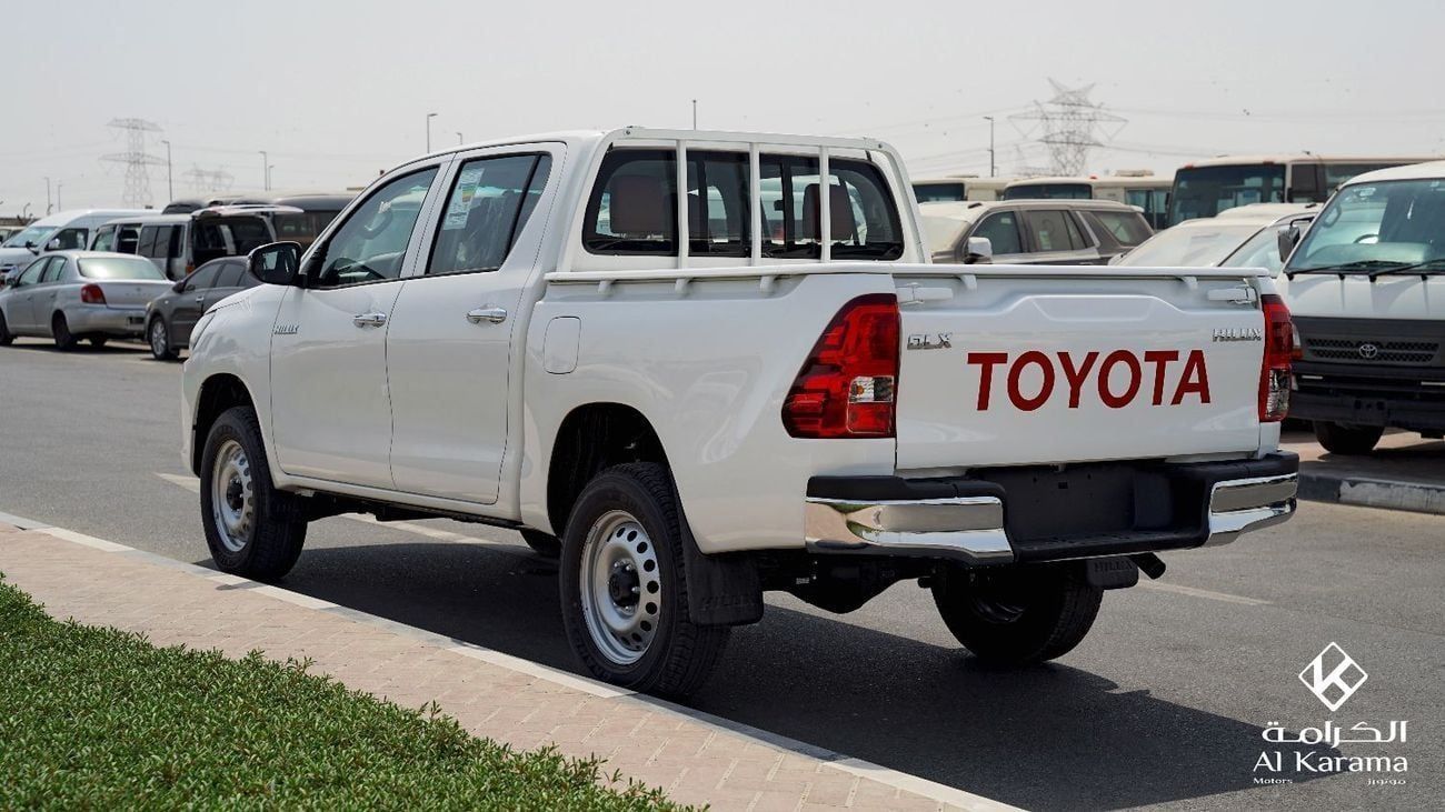تويوتا هيلوكس 2.4L DLX 4x4 Manual Transmission | 6 Seater | GCC Specs | Power Mirror | Touch Screen Media Player