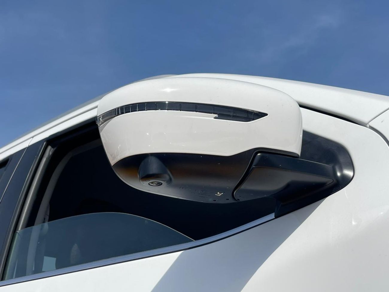 Nissan Navara Std 2.5L 4WD M/T Nissan Navara Double Cab  2.5L Petrol 4WD 5 Seater MT White