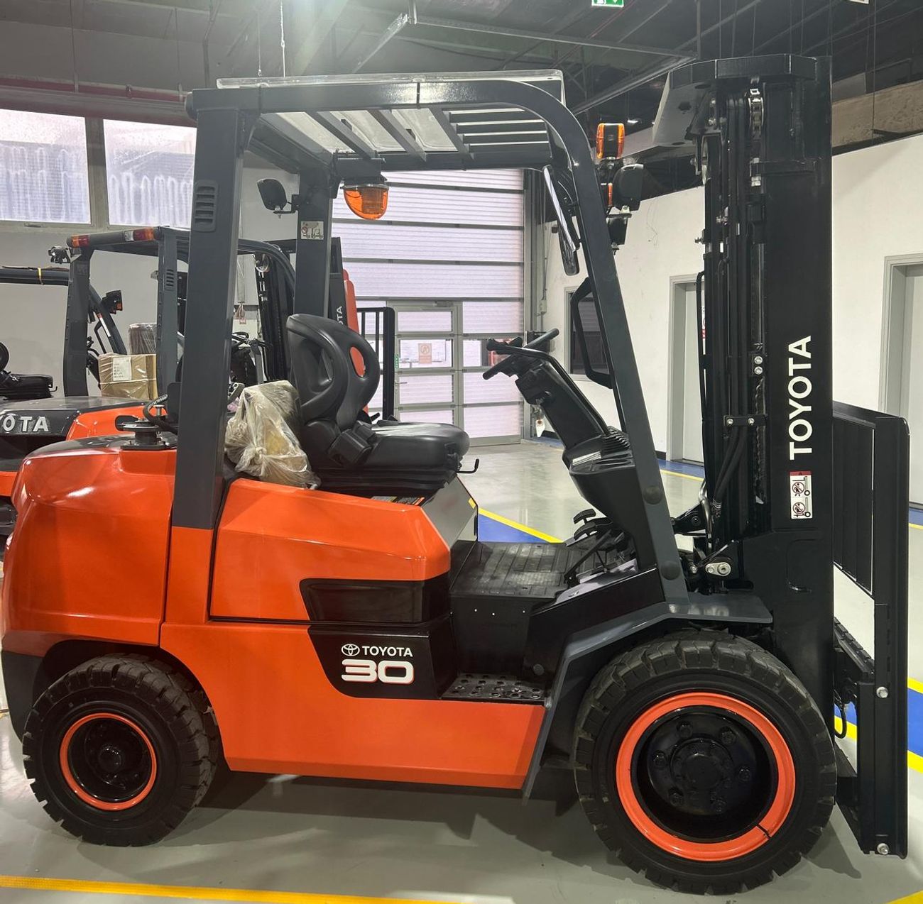 تويوتا فورك ليفت Toyota 3.0 Ton 3-stage, FSV 4.5M GasolineLPG Forklift ModelFGZN30 MY-2025