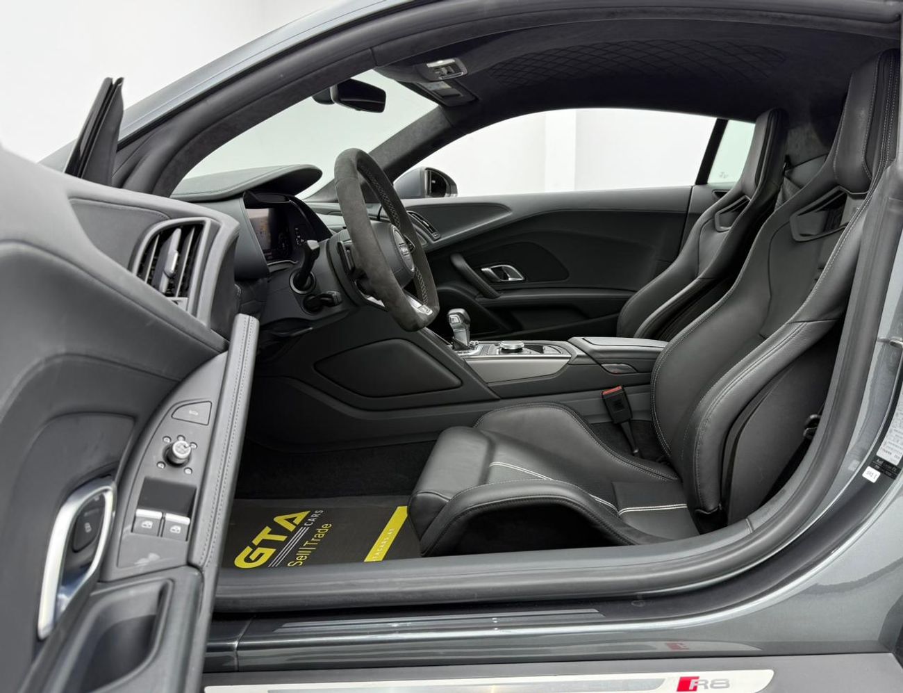 أودي R8 V10 RWD 5.2L (540 HP) 2016 Audi R8 V10 Quattro, Very Low Km, RECARO Seats, Fully Loaded, Excellent C