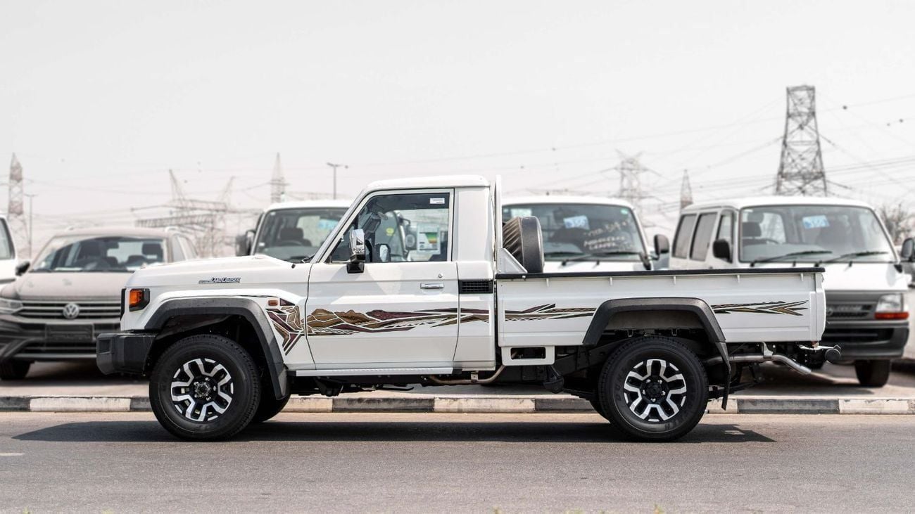 تويوتا لاند كروزر بيك آب 2025 Toyota Land Cruiser LC 79 2.8L AT Diesel (White-Brown)