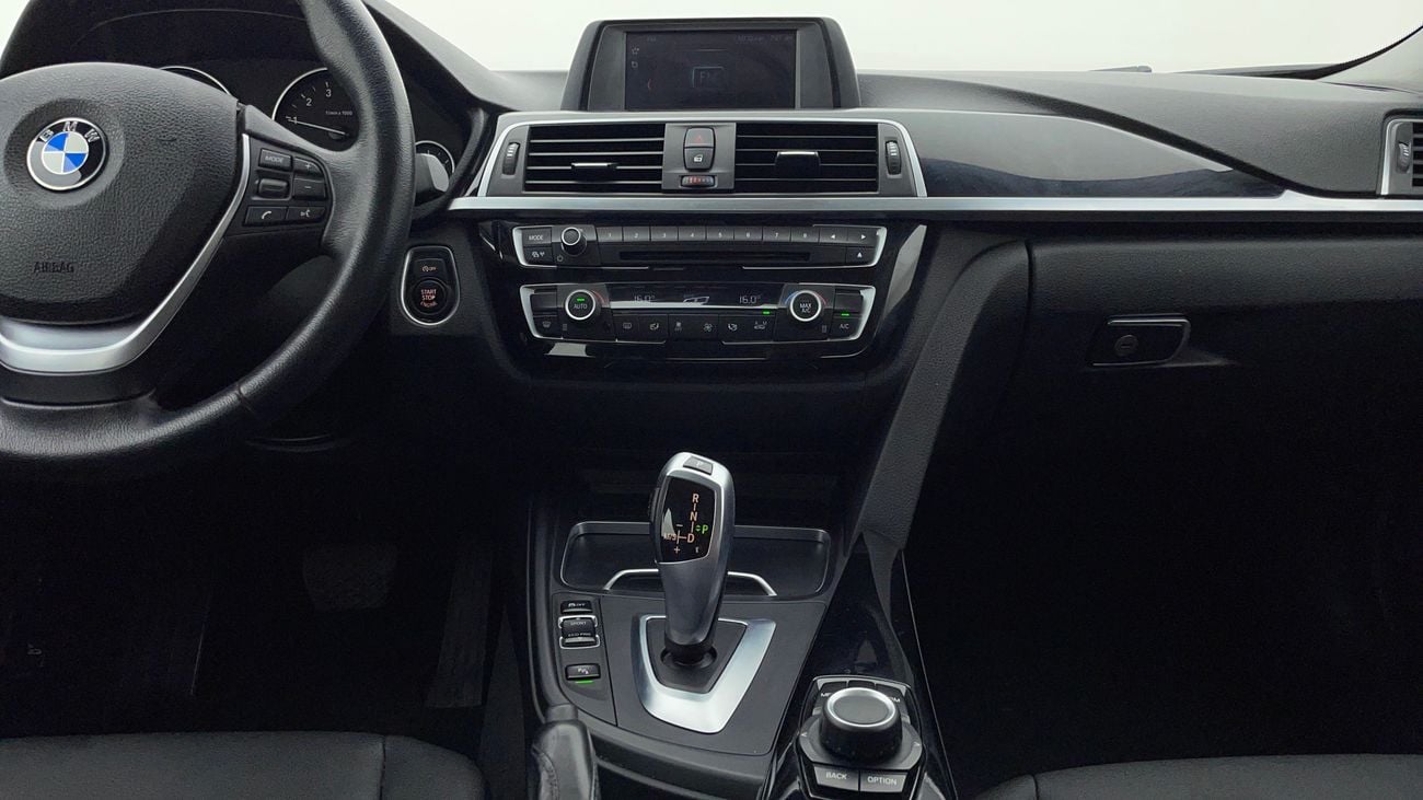 بي أم دبليو 318i EXCLUSIVE 1.5 | بدون دفعة مقدمة | اختبار قيادة مجاني للمنزل