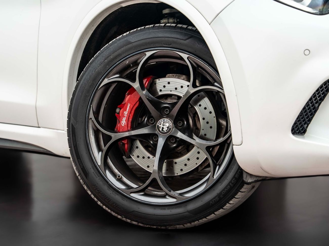 ألفا روميو ستيلفيو Quadrifoglio 2.9L (503 HP)