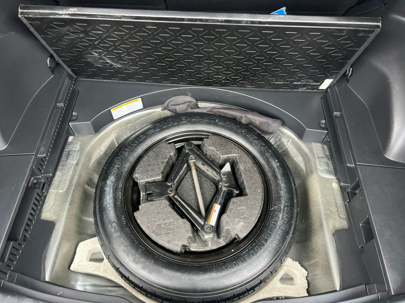 Toyota RAV4 2023 Toyota Rav4 LE Night Shade Edition - 2.5L V4 - Leather Seats With Radar - Low Mileage