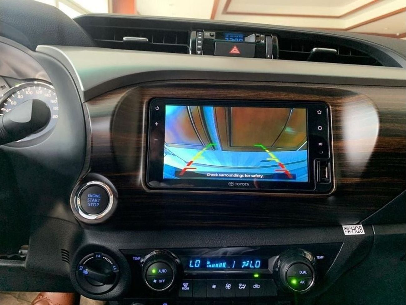 تويوتا هيلوكس TOYOTA HILUX SR5 2.7L V4 WITH PUSH START & REAR CAMERA