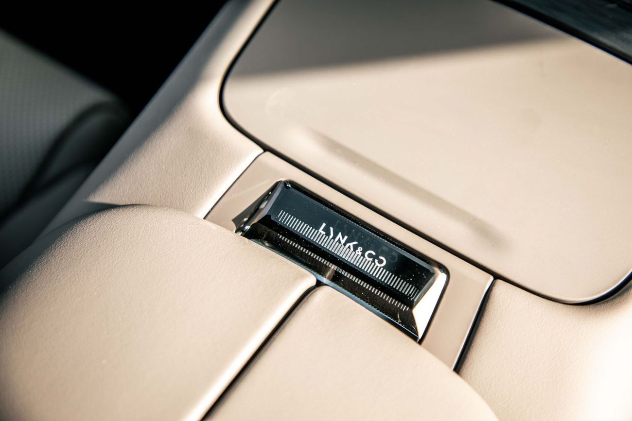 لينك أند كو Z10 2025 Lynk & Co Z10 Max - Fluid Grey Inside Beige