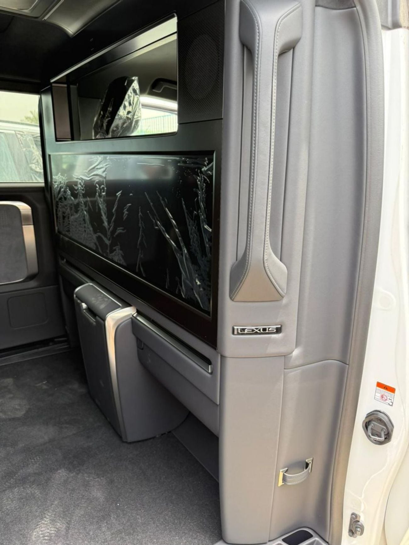 Lexus LM 350h STD (NON GCC)