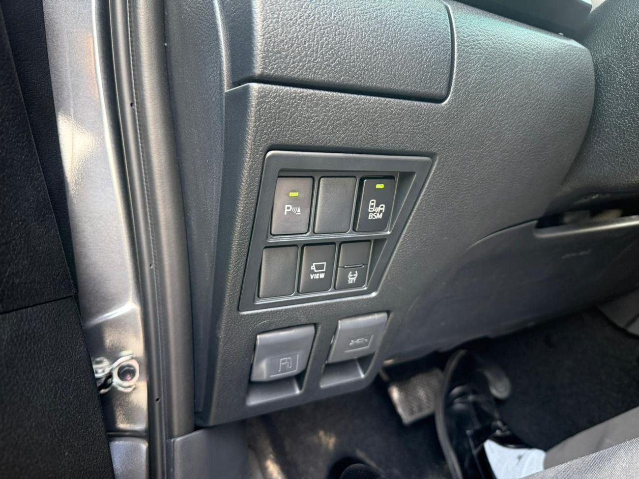 تويوتا هيلوكس with compressor, wireless charger, trunk shutter