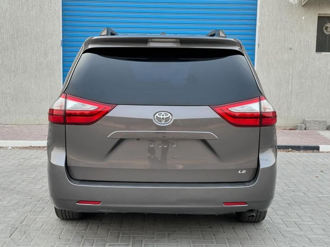 تويوتا سيينا تويوتا سيينا LE وارد 2015