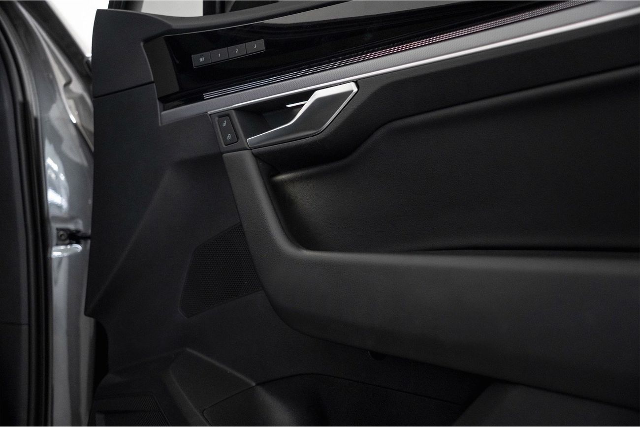 Volkswagen Touareg R-Line 3.0L AWD 2022 Volkswagen Touareg R-Line / Agency Warranty