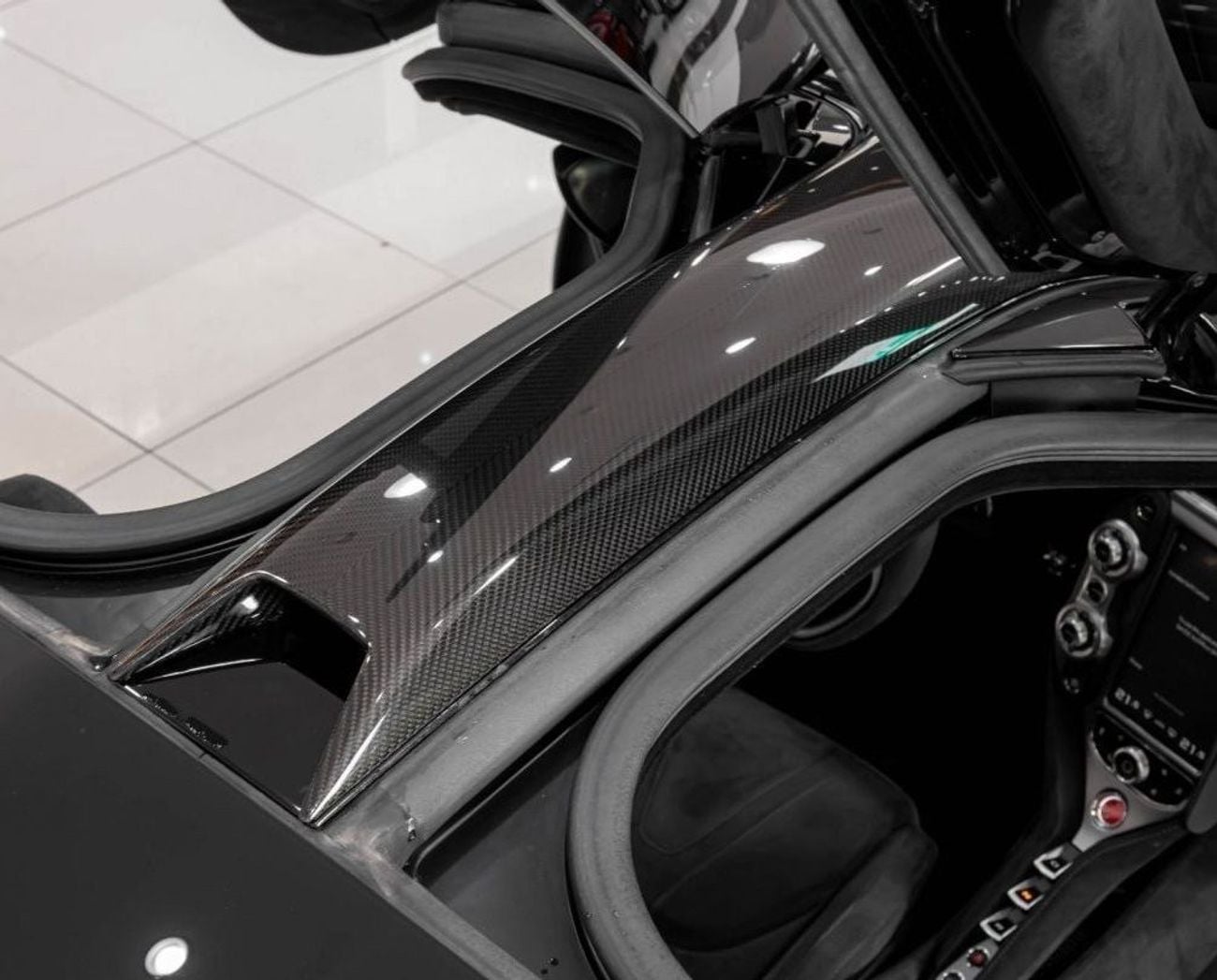 McLaren 720S Std 720-S UPGRADED TO 765-LT - GCC -EXHAUST SYSTEM + 999K GOLD IN EXHAUST + FULL CARBON FIBER EXTERI