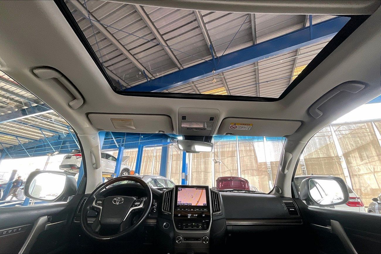 تويوتا لاند كروزر VXR | National Day Celebration | شامل الضمان | 0 ﺪﻔﻋﺓ ﺃﻮﻟﻯ