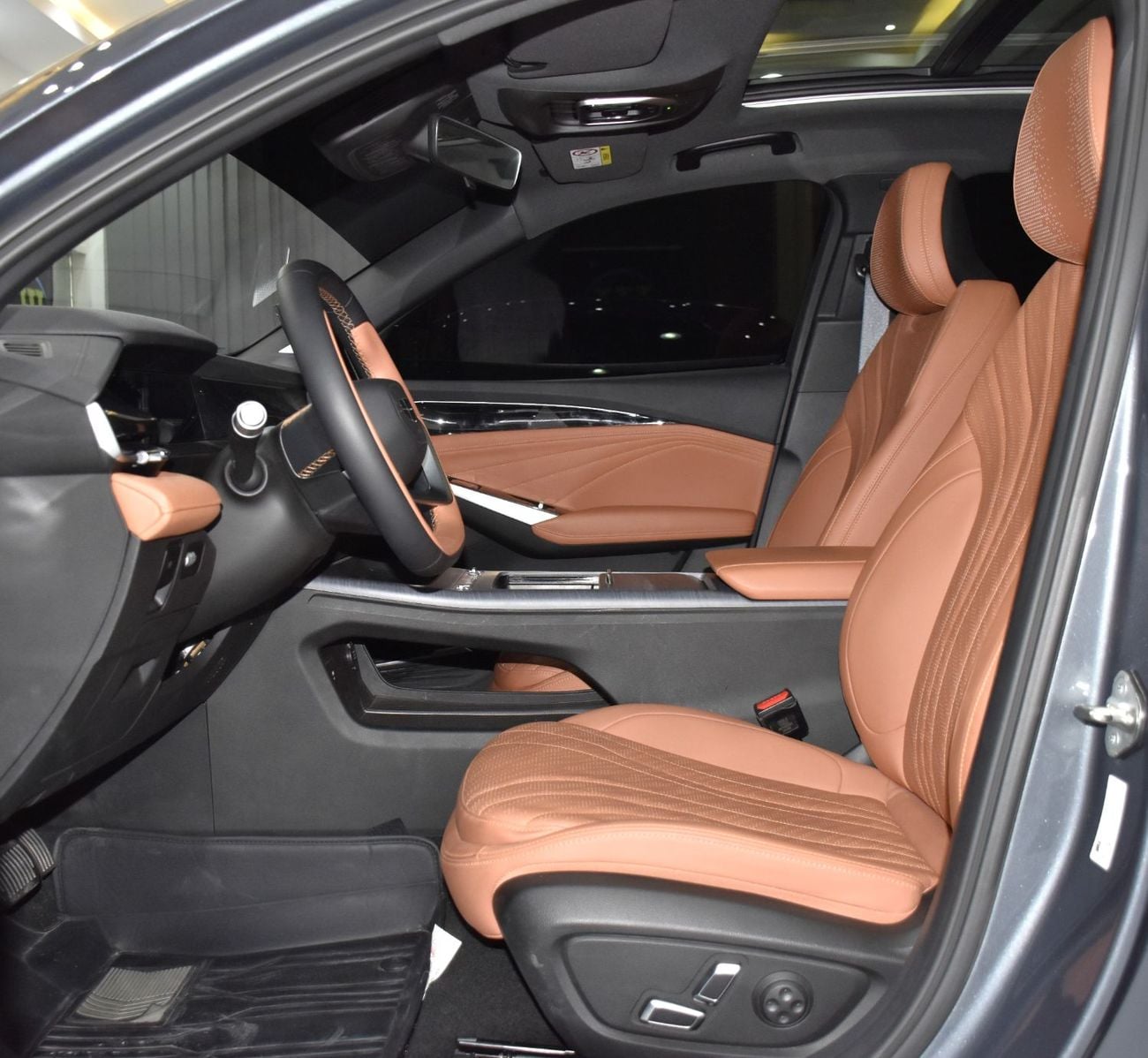 جيلي بريفيس جي إف عرض ممتاز لسيارة جيلي بريفيس (موديل 2026) باللون الرمادي بمواصفات دول مجلس التعاون الخليجي