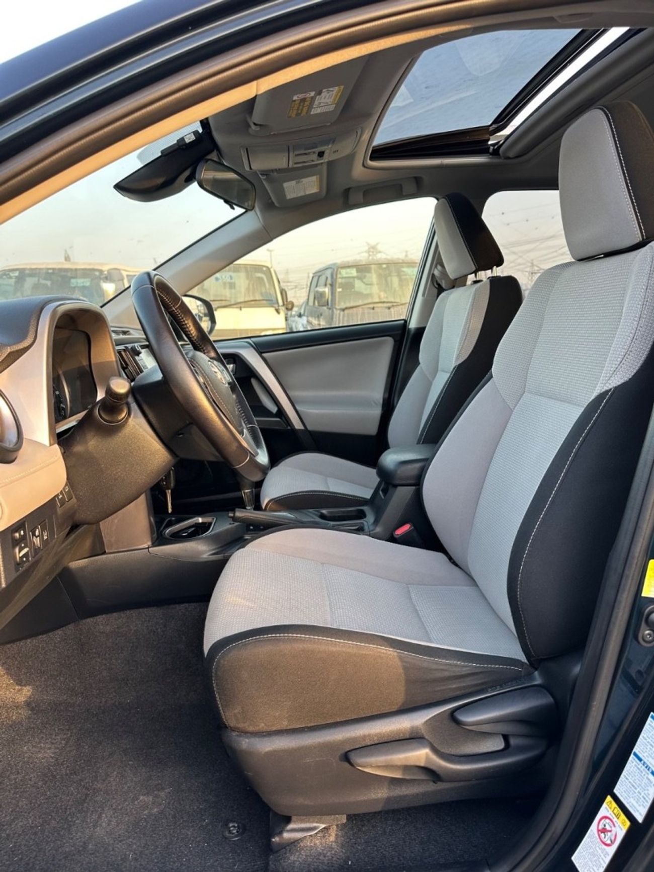 Toyota RAV4 XLE 4WD sunroof  full Option