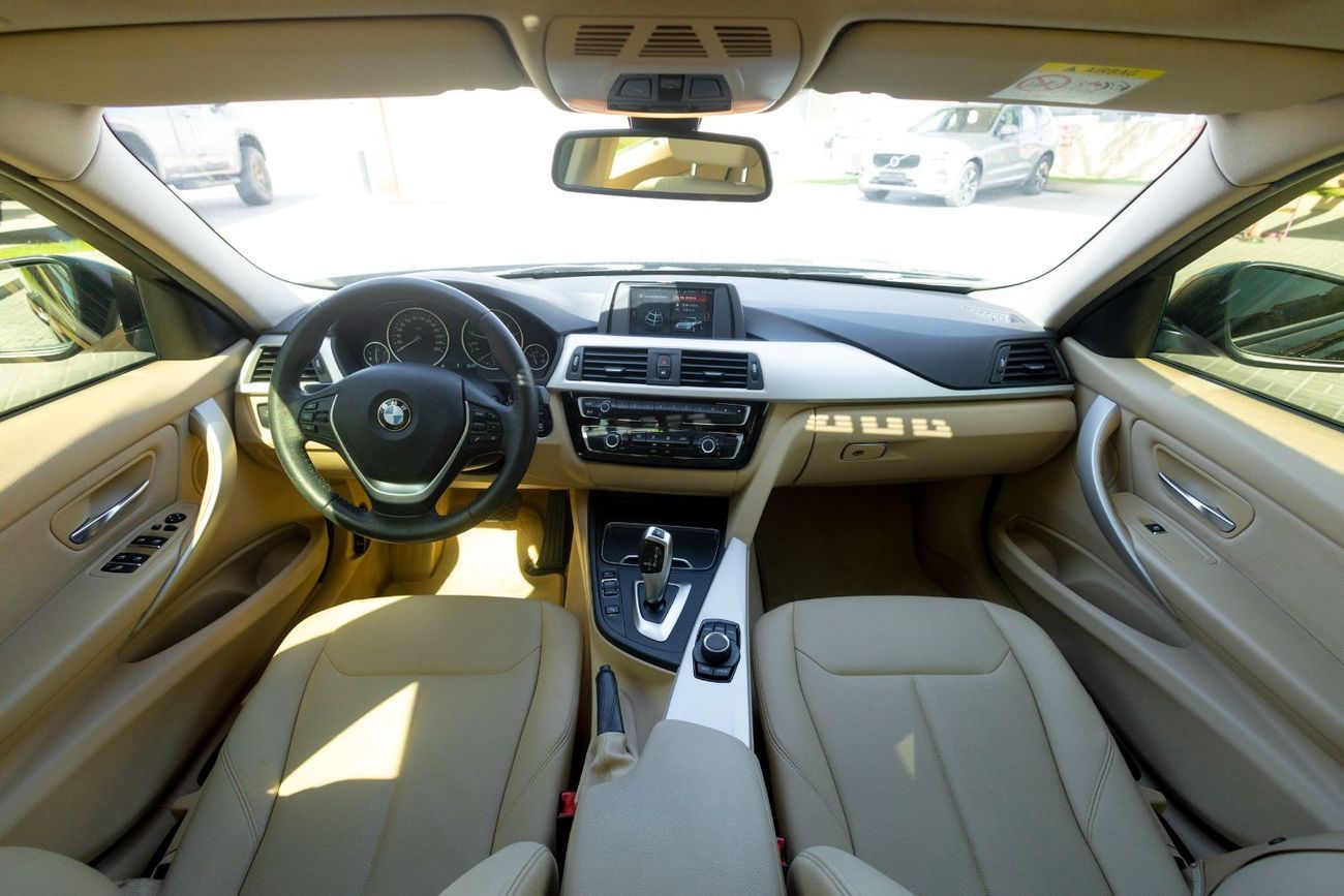 BMW 318i BMW 318i Executive 2018 GCC under Warranty with Flexible Down-Payment.