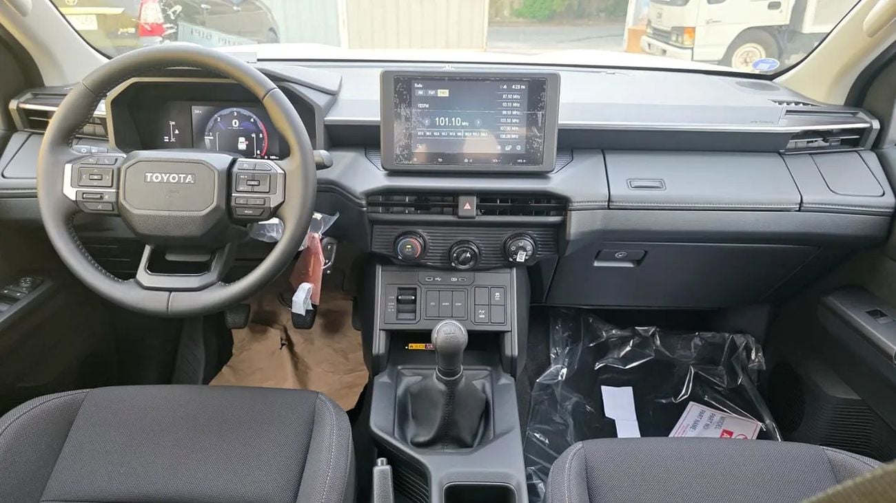 Toyota Hilux Hilux E 2.8L MT